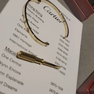 سوار مرصع بالأحجار اللامعة