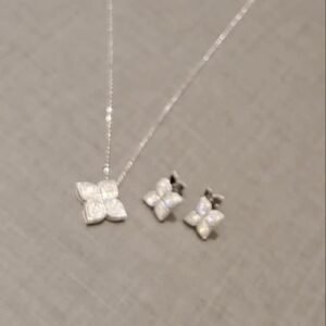 أقراط مرصعة بالأحجار