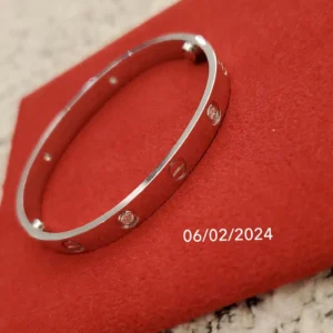 سوار بتصميم هندسي