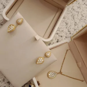 قلادة طبقات بتصميم عصري