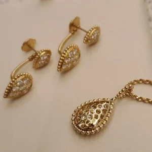 قلادة قلب مرصعة بالأحجار