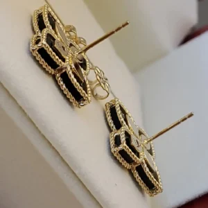 أقراط ألماس صغيرة